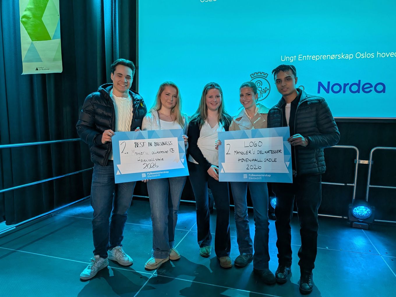 en gruppe mennesker som holder et skilt