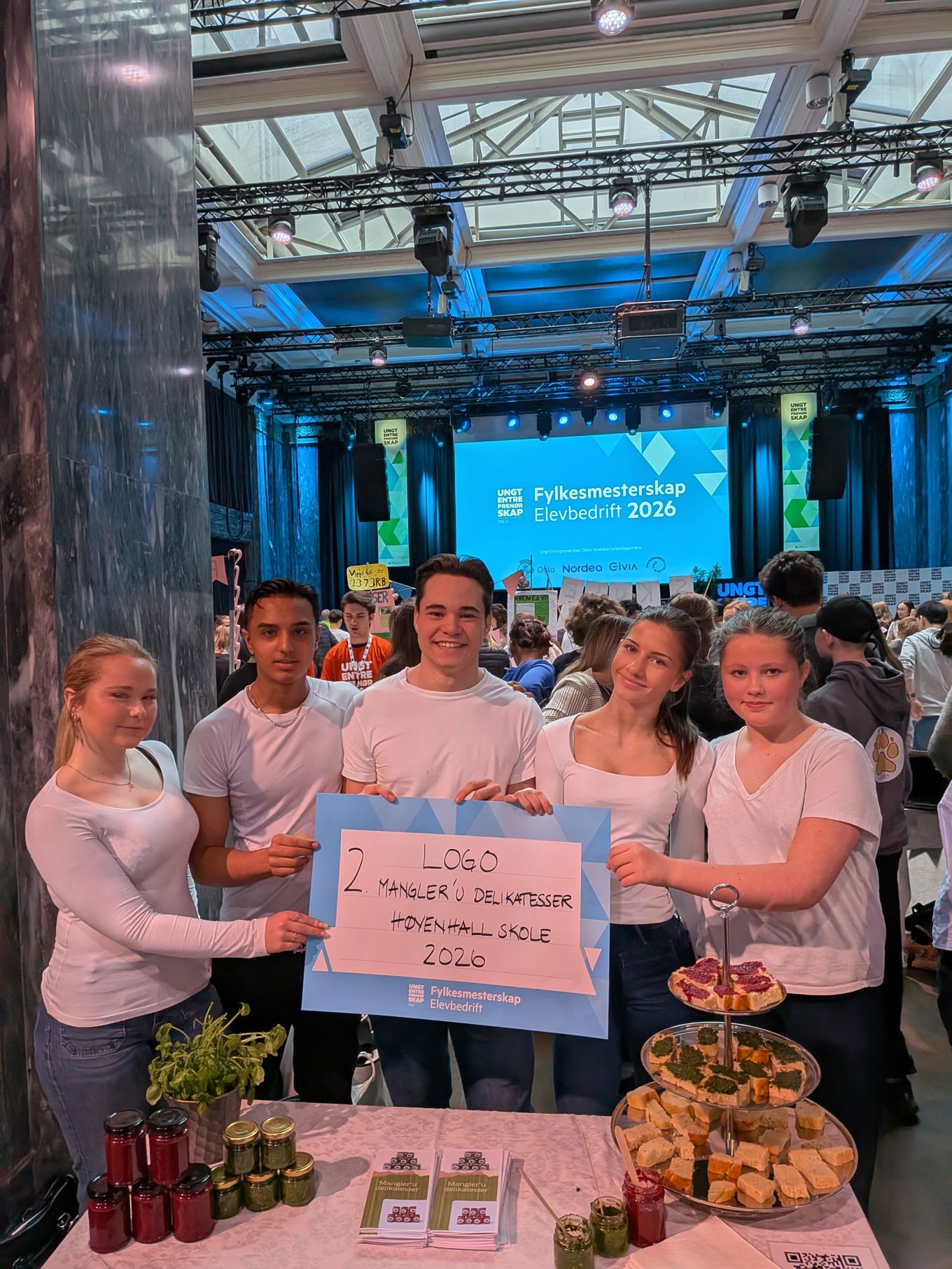 en gruppe mennesker som holder et skilt