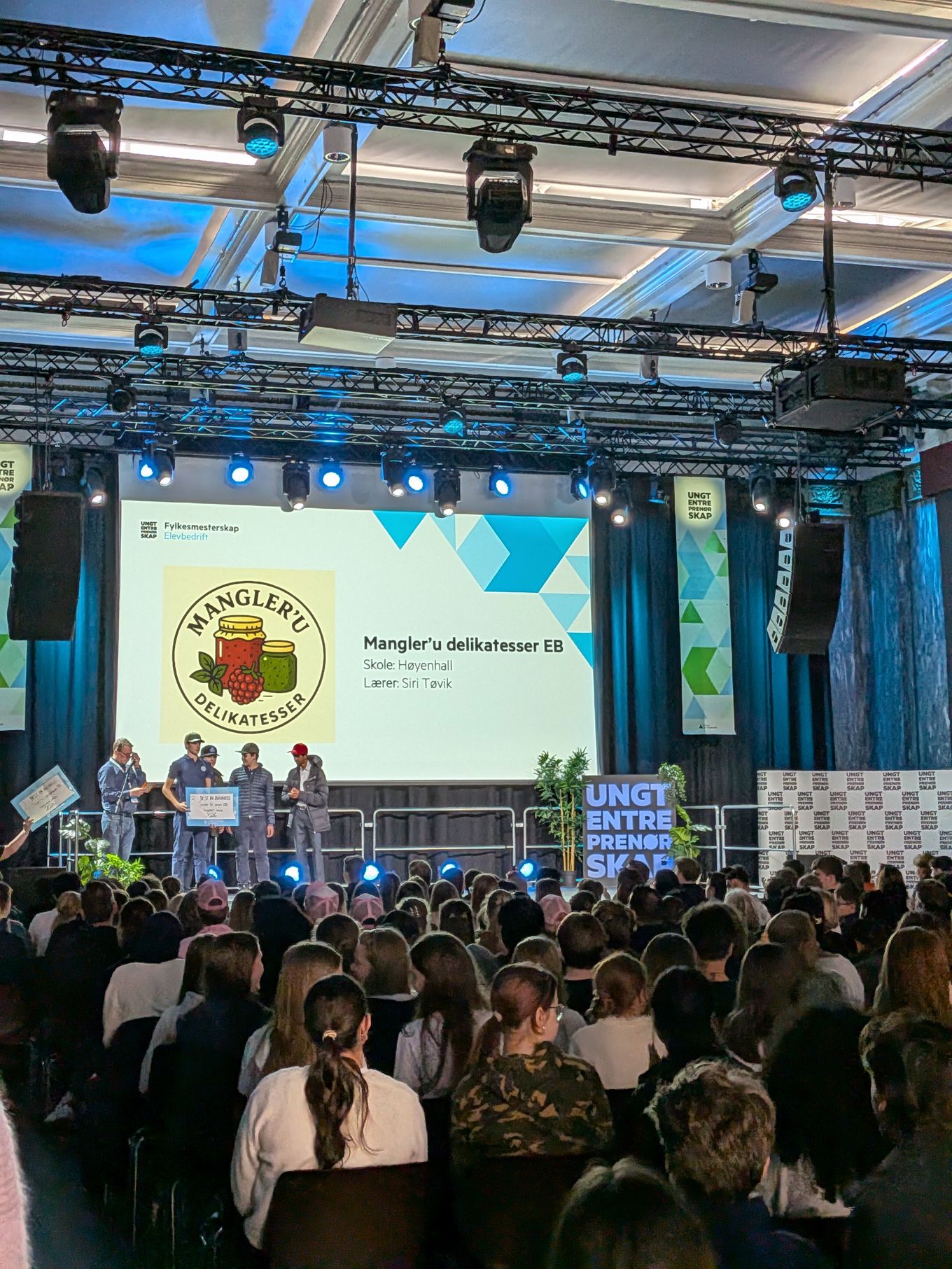 En gruppe mennesker på scenen