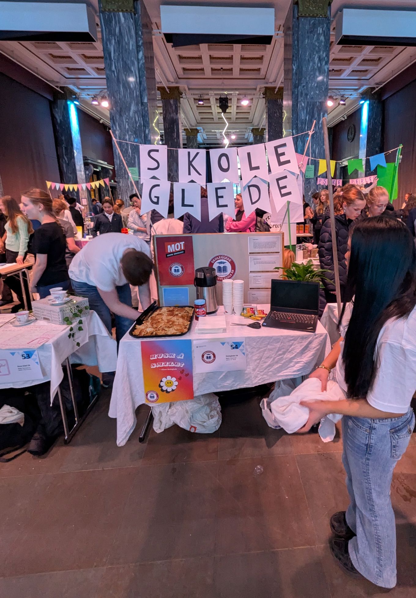 En gruppe mennesker på en konferanse