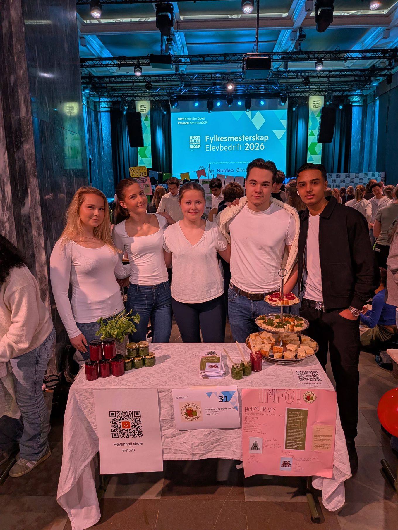 en gruppe mennesker som poserer for et bilde