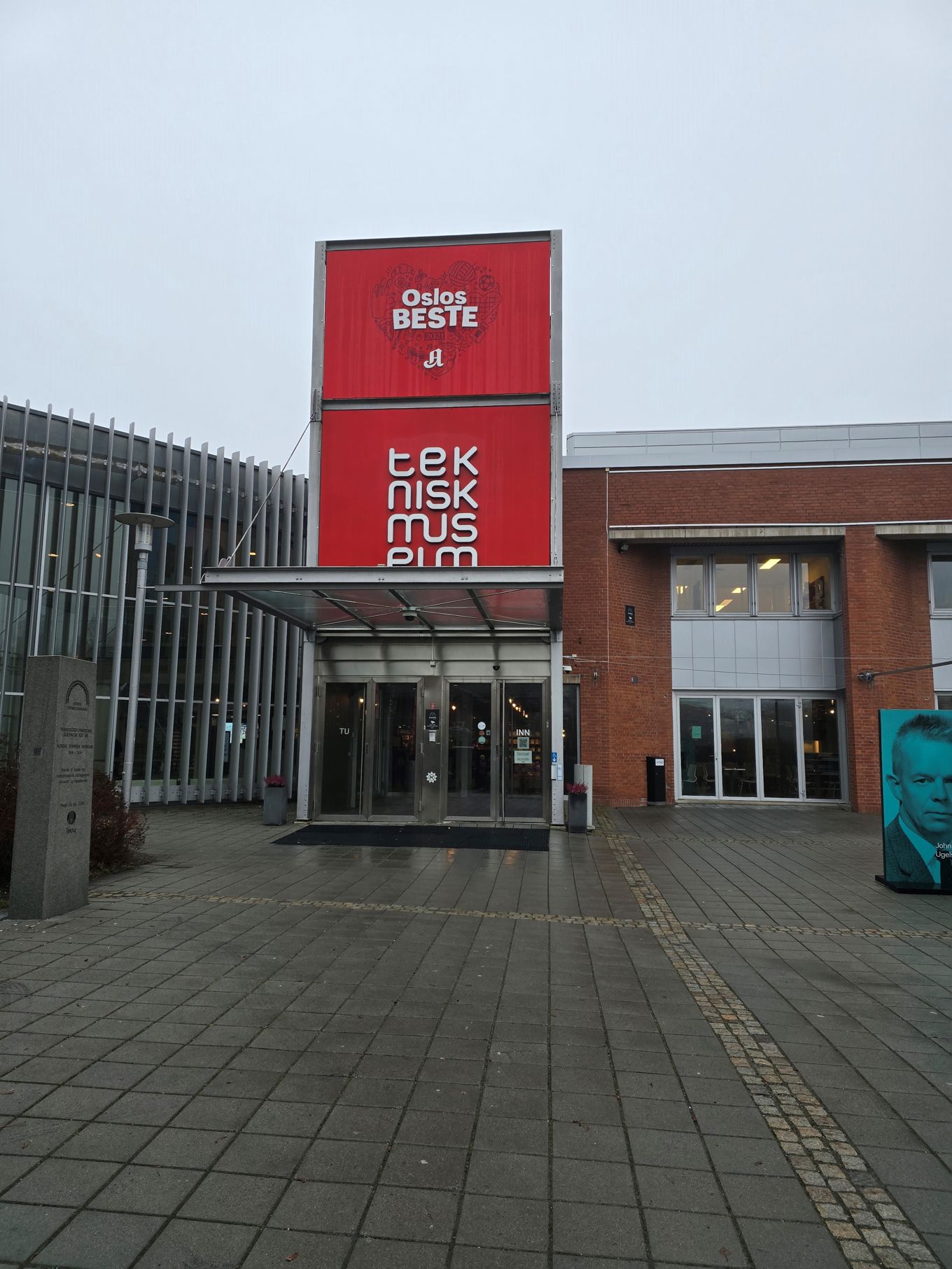 et stort rødt skilt på en murbygning et stort rødt skilt på en murbygning