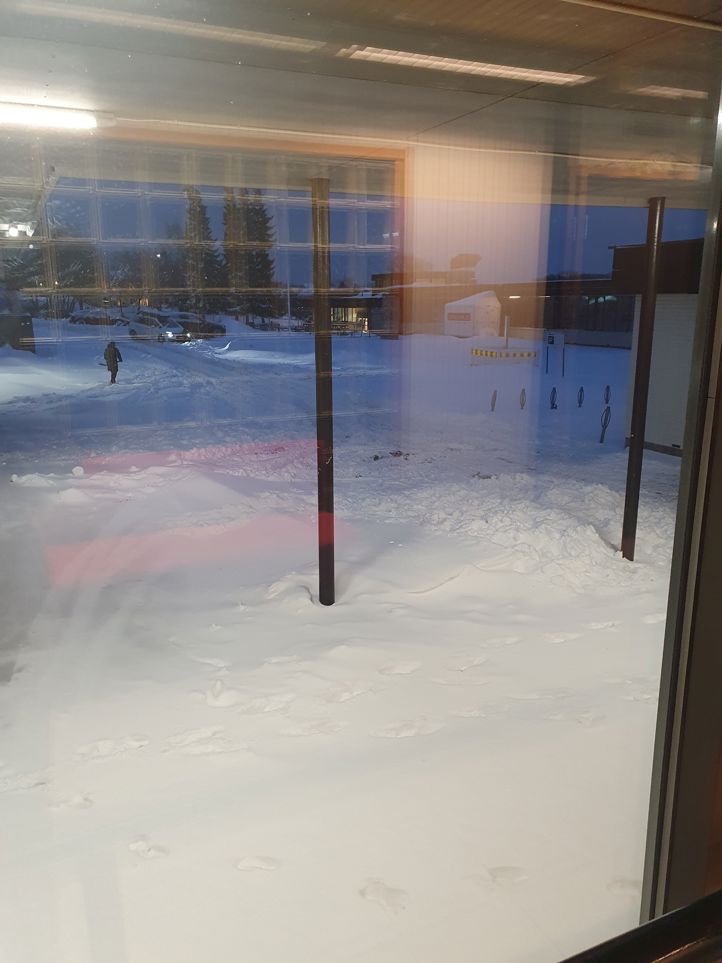 Mye snø på skolens område