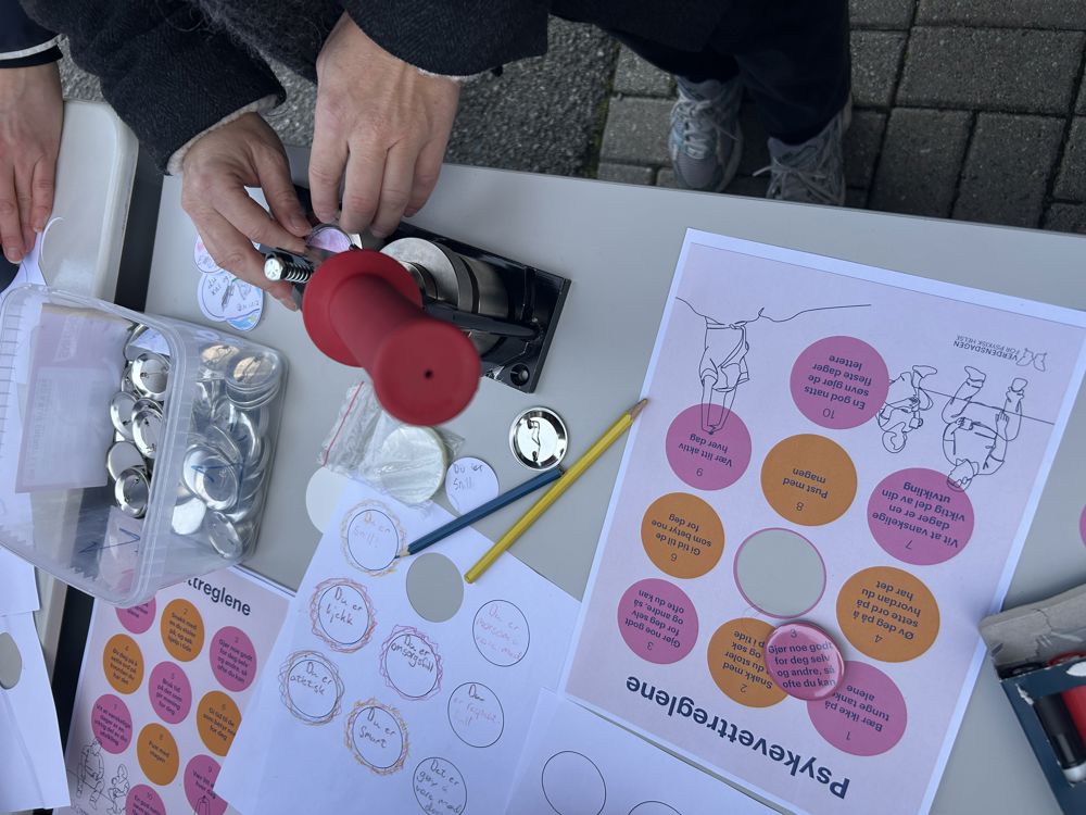 en person som maler på et bord en person som maler på et bord