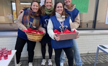 En gruppe personr som poserer for et bilde