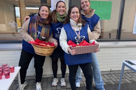 En gruppe personr som poserer for et bilde