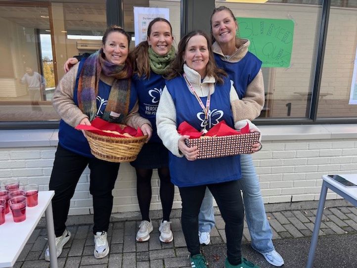 En gruppe personr som poserer for et bilde En gruppe personr som poserer for et bilde