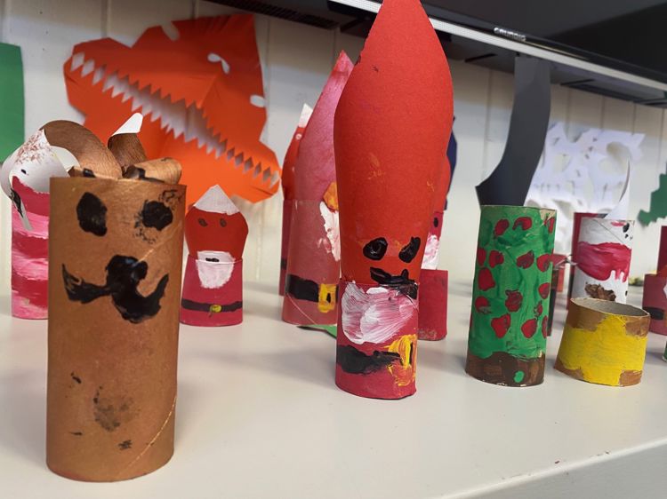 En gruppe snowboards med tegneserieansikter