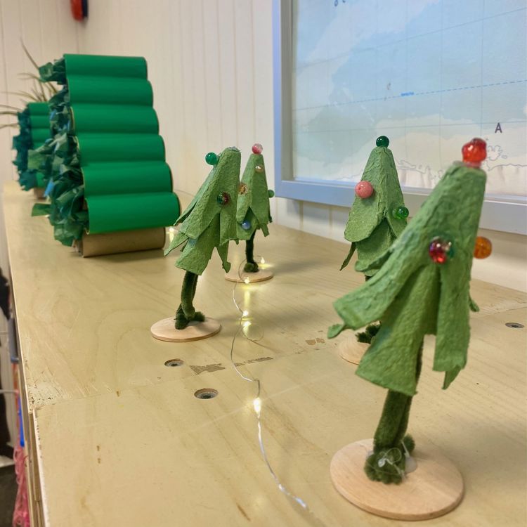 En gruppe grønne utenomjordiske statuer