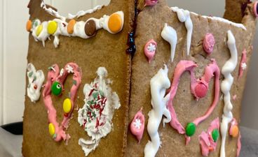 Et pepperkakehus med godteri