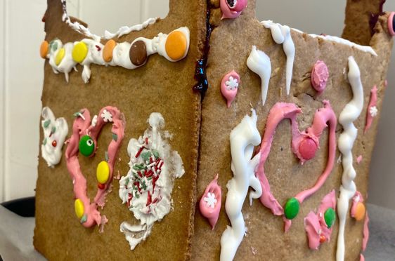 Et pepperkakehus med godteri