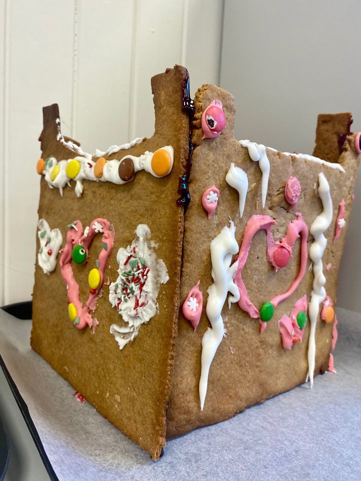 Et pepperkakehus med godteri