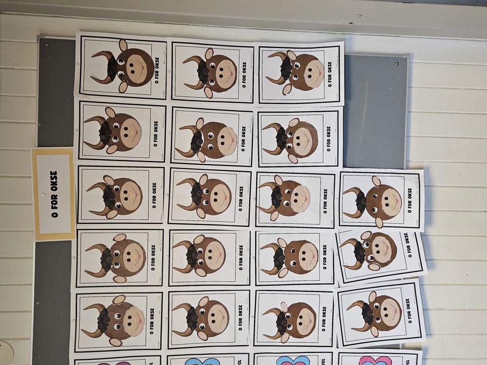 en vegg med en gruppe masker på