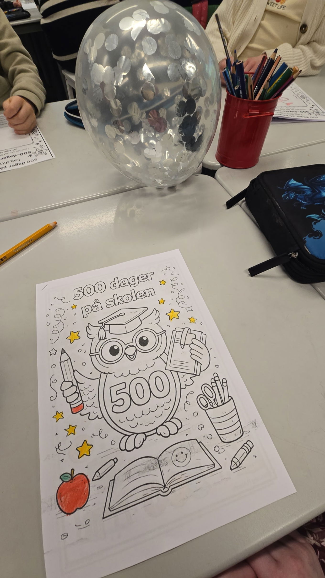 en tegning på et bord