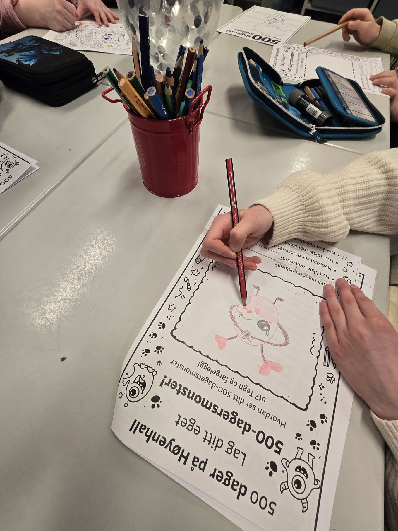 en person som tegner på et papir