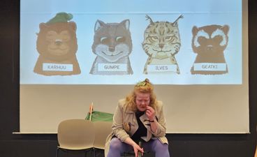 en person som sitter i en stol