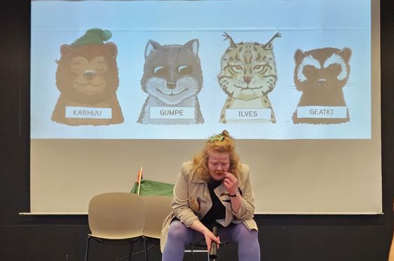 en person som sitter i en stol