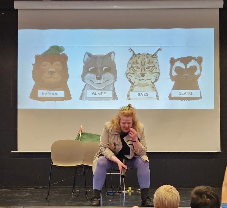 en person som sitter i en stol