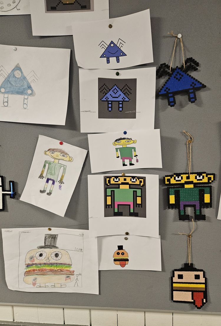 En gruppe kort med forskjellige former og farger