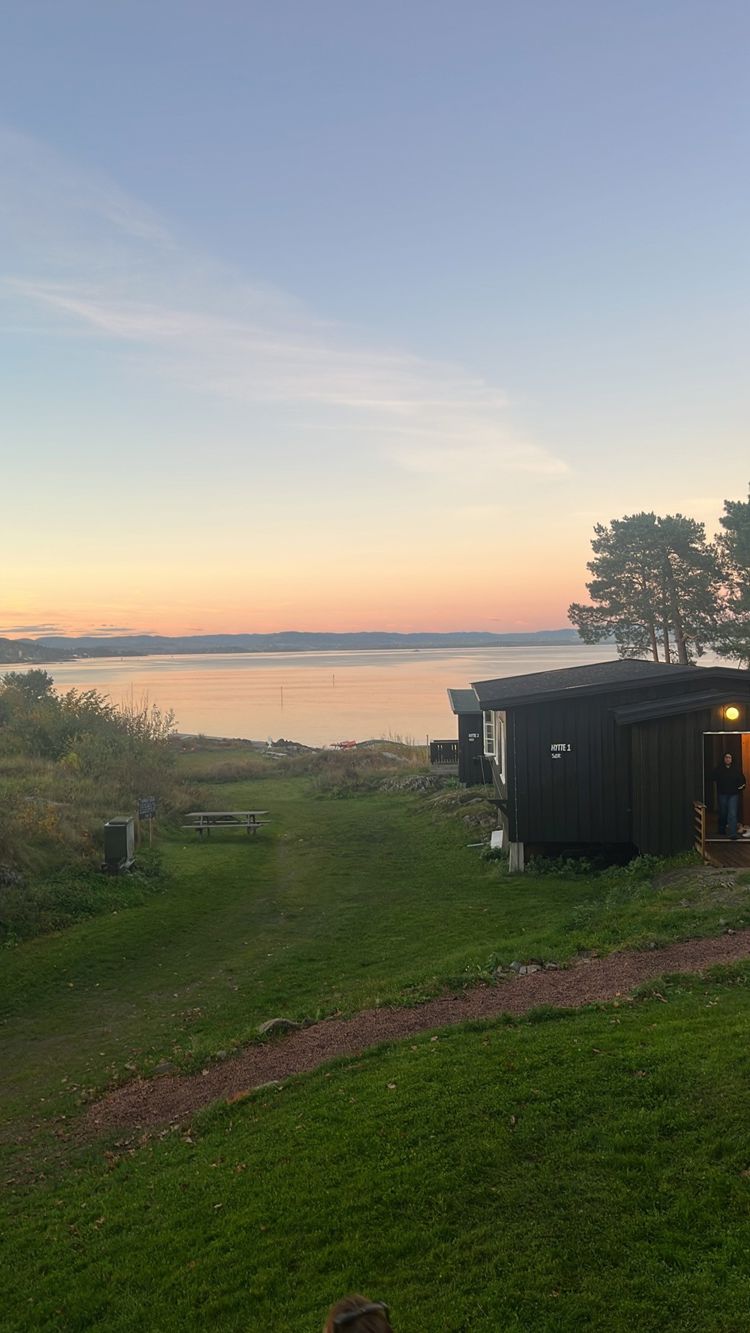 En bygning med et jorde i bakgrunnen En bygning med et jorde i bakgrunnen