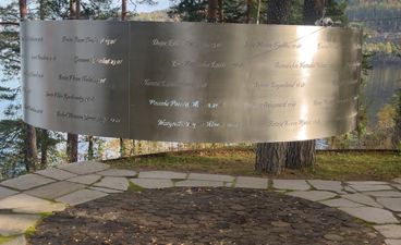 et skilt foran trær