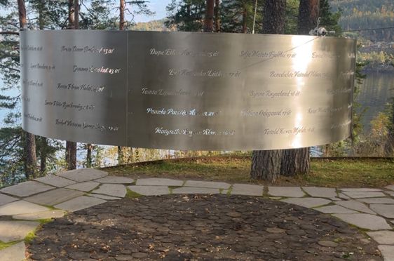 et skilt foran trær