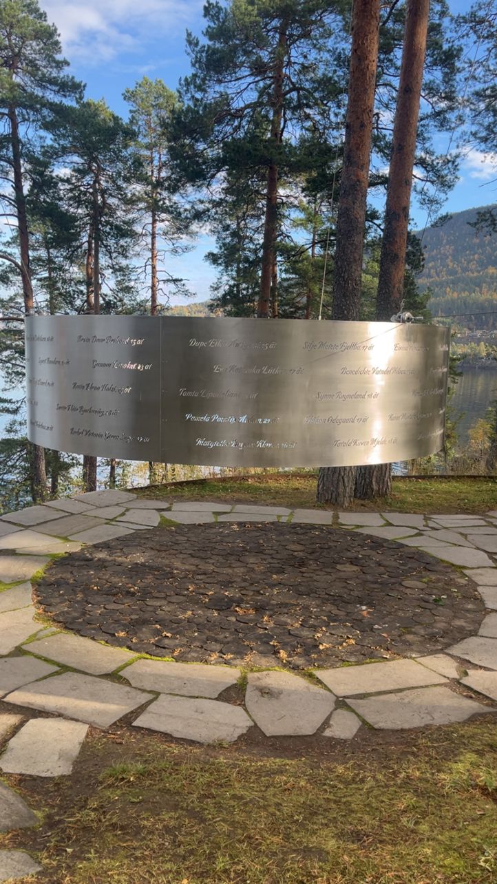 et skilt foran trær et skilt foran trær