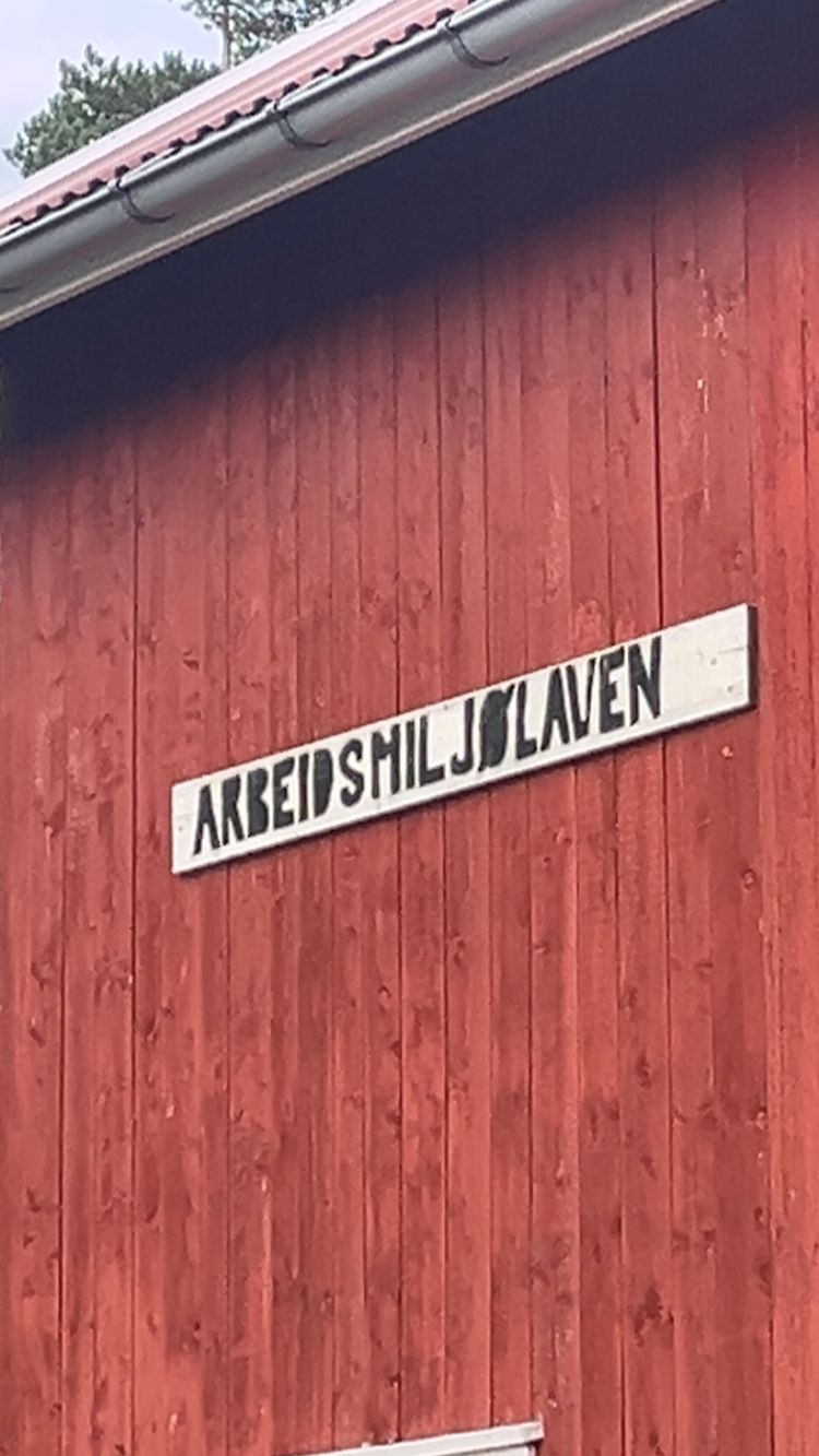 et gateskilt på en trevegg et gateskilt på en trevegg