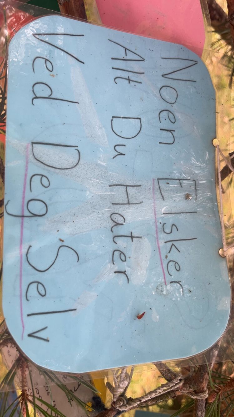 et skilt med skrift på et skilt med skrift på