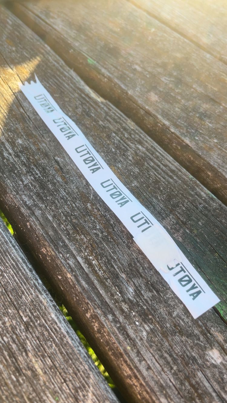 et nærbilde av et målebånd på en treflate et nærbilde av et målebånd på en treflate