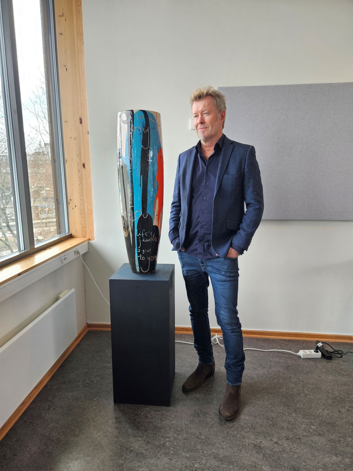 en person som står ved siden av en svart gjenstand en person som står ved siden av en svart gjenstand